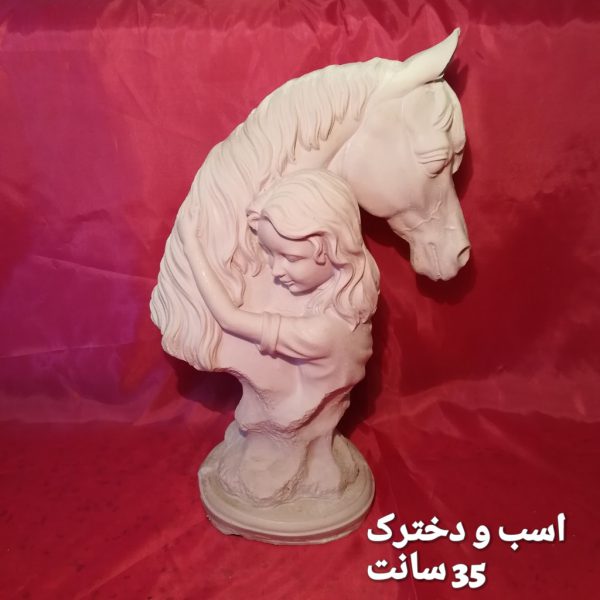 مجسمه زیبای اسب و دخترک