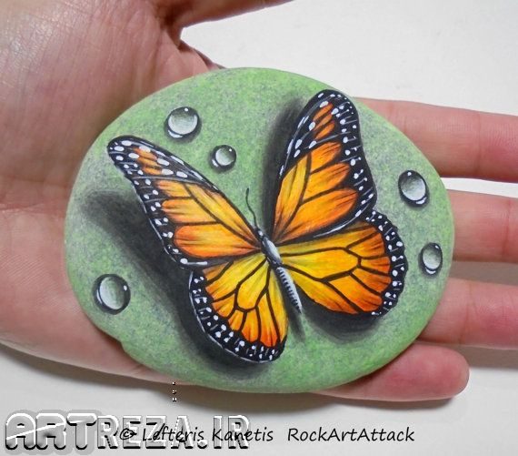نقاشی پروانه روی سنگ